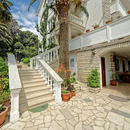 בית הארחה App&rooms Anica 3*